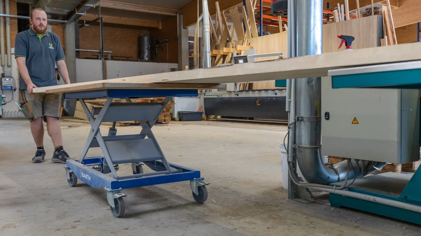 Ein Schreiner arbeitet an einem Hubtisch der Firma BARTH in einer Schreinerei in Bayern.